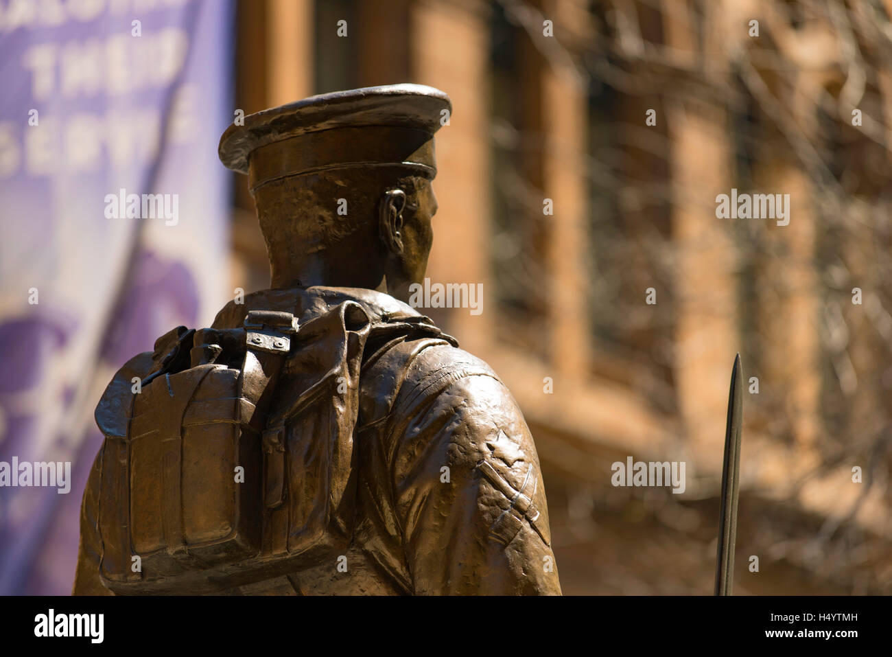 Statue en bronze se dresse à Martin Place, Sydney dans le cadre de la commémoration de la Seconde Guerre 1 Cénotaphe Banque D'Images