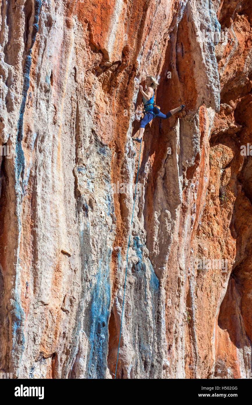 Femme d'alpiniste escalade de rocher naturel Banque D'Images