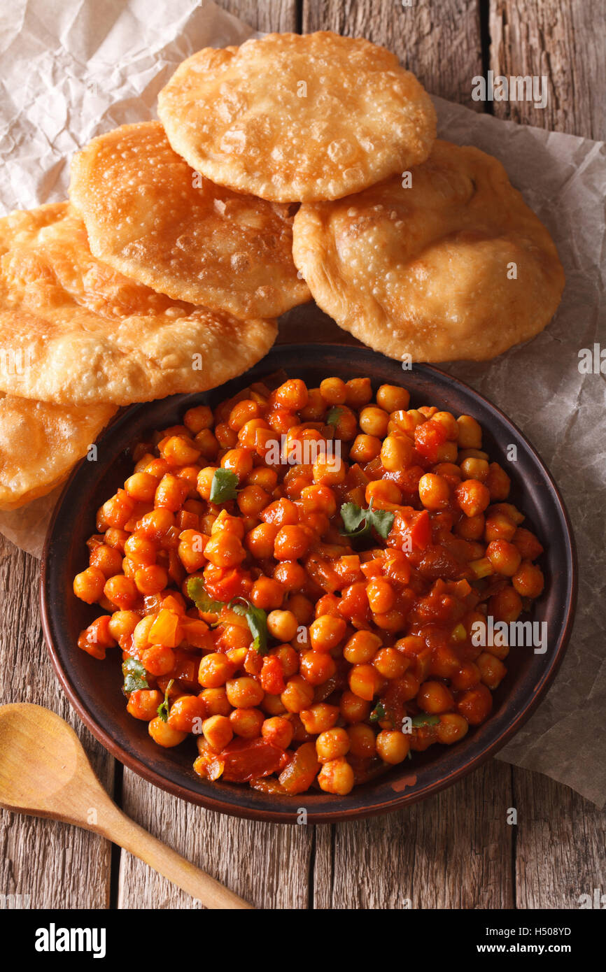 Chana masala puri indien et du pain sur la table. La verticale Banque D'Images