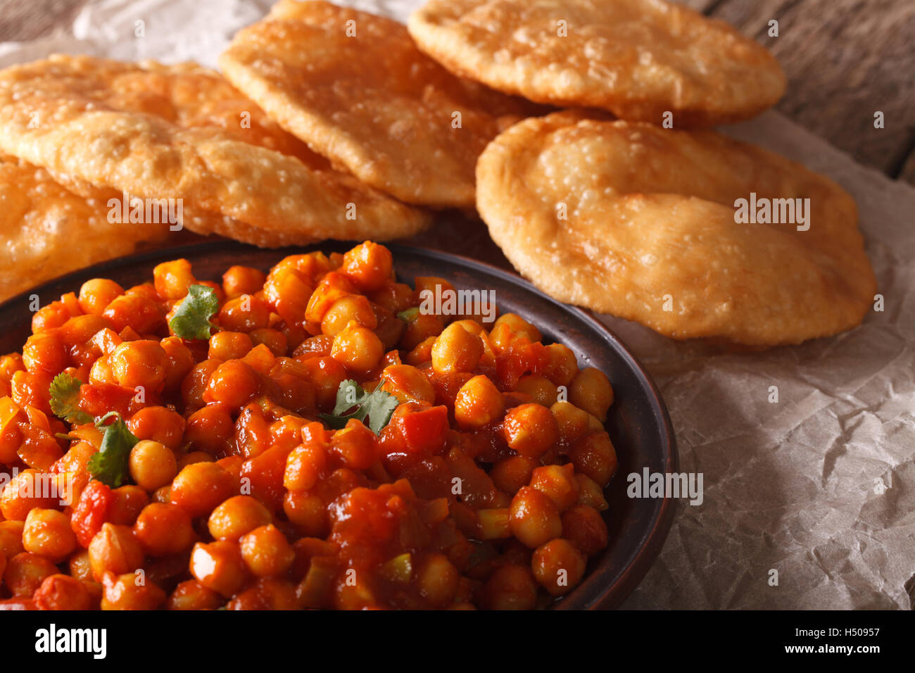 La cuisine indienne : chana masala puri et pain sur la table horizontale. Banque D'Images