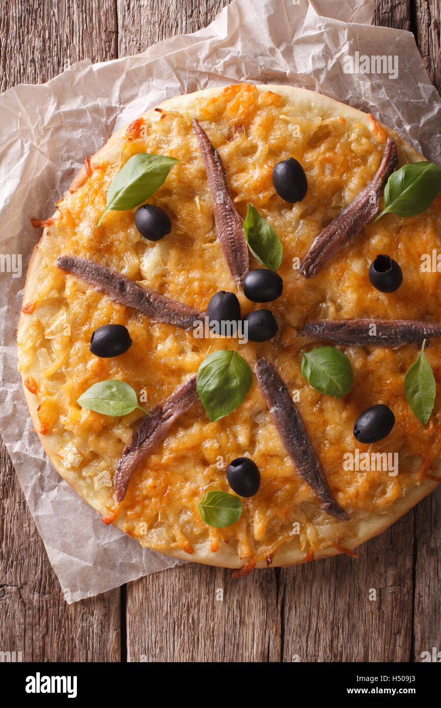 Pizza Pissaladiere français avec des anchois, les olives et l'oignon sur la table verticale Vue de dessus. Banque D'Images