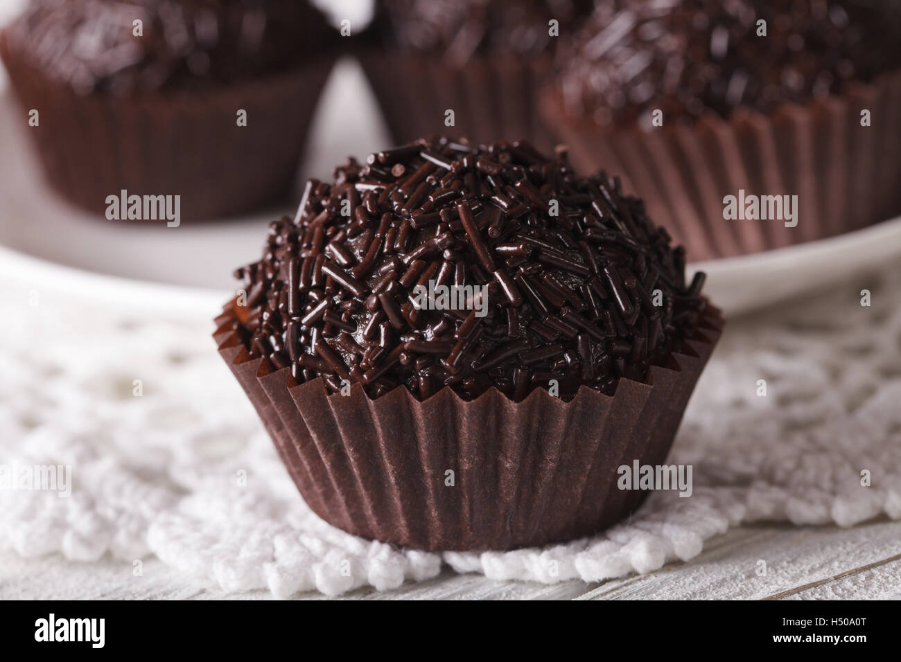 De délicieux bonbons de chocolat Brigadeiro sur une table horizontale de macro. Banque D'Images