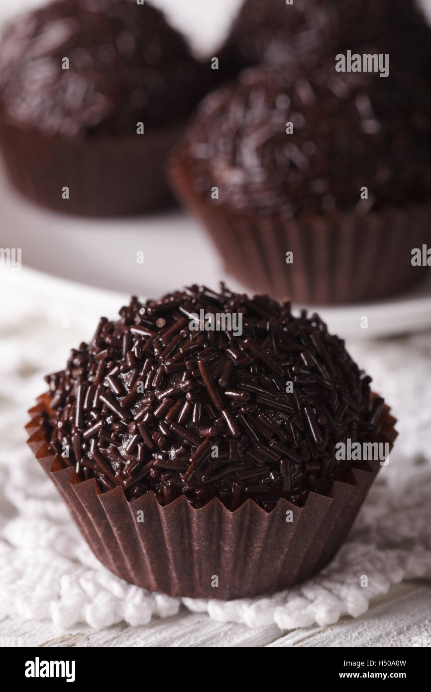 Truffe brésilien Brigadeiro bonbons sur une table macro. La verticale Banque D'Images