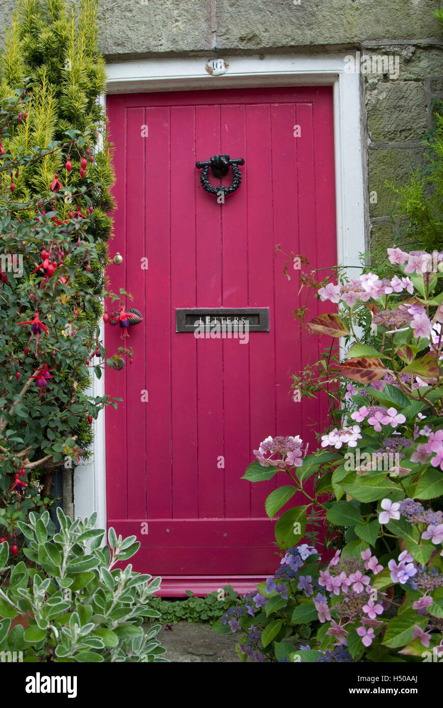 Chalet en bois peint Magenta porte avant Banque D'Images