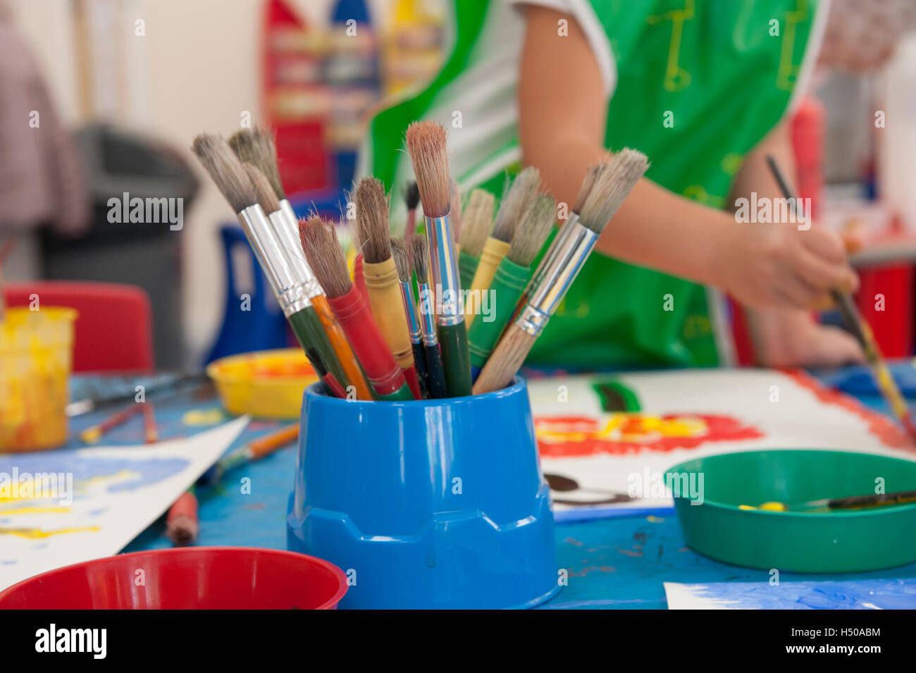 Les pinceaux dans une école d'art Banque D'Images
