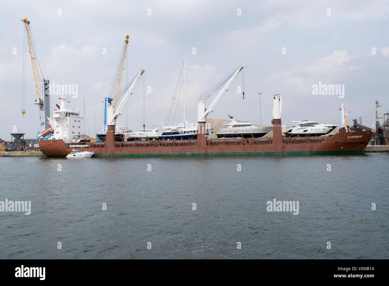 Yachts transportés sur un cargo Banque D'Images