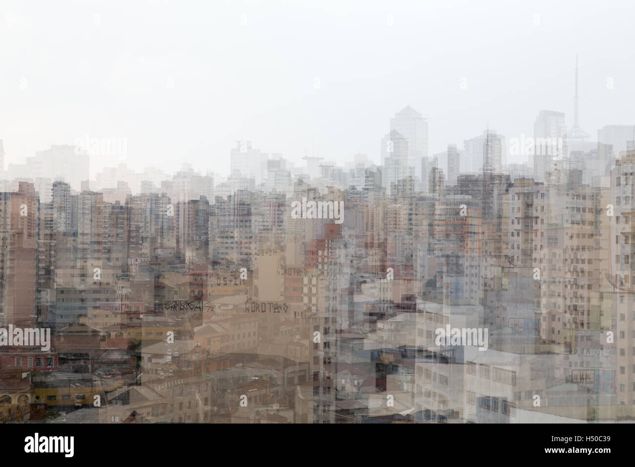 Cityscape, façades de bâtiments, d'horizon, le centre-ville de Sao Paulo, Brésil. Shoot dans l'appareil d'exposition multiples, effet 2 en 1 zoom optique, superpositions fantomatique Banque D'Images