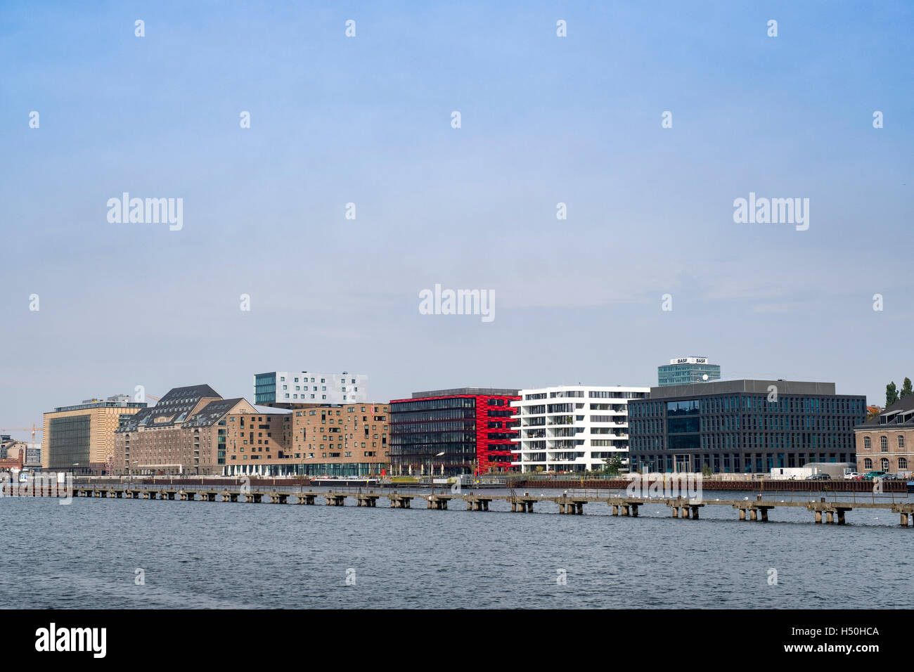 Bureaux et immeubles d'appartements sur Osthafen , East Harbour le long de la Spree à Berlin , Allemagne Banque D'Images