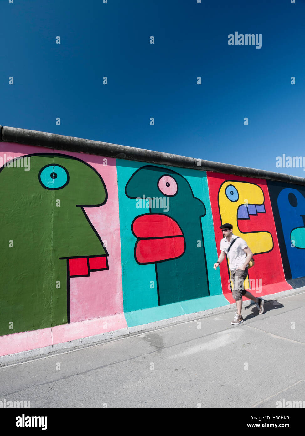 Murale colorée peinte sur mur de la East Side Gallery à l'ancien mur de Berlin Friedrichshain Kreuzberg à Berlin/Allemagne Banque D'Images
