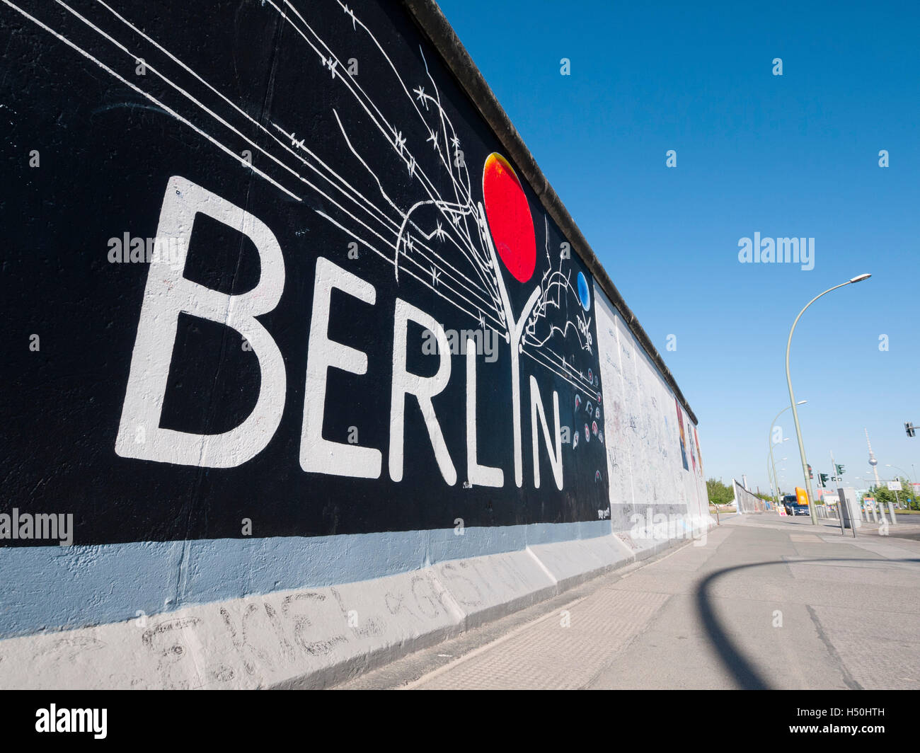 Peinture sur mur de la East Side Gallery à l'ancien mur de Berlin Friedrichshain Kreuzberg à Berlin / Allemagne Banque D'Images