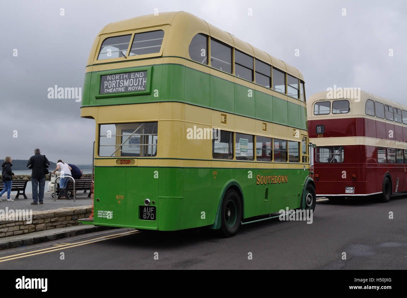 Hants & Dorset (maintenant plus Bus) célèbre son 100e anniversaire sur Poole Quay avec un affichage de vintage les autobus et autocars Banque D'Images