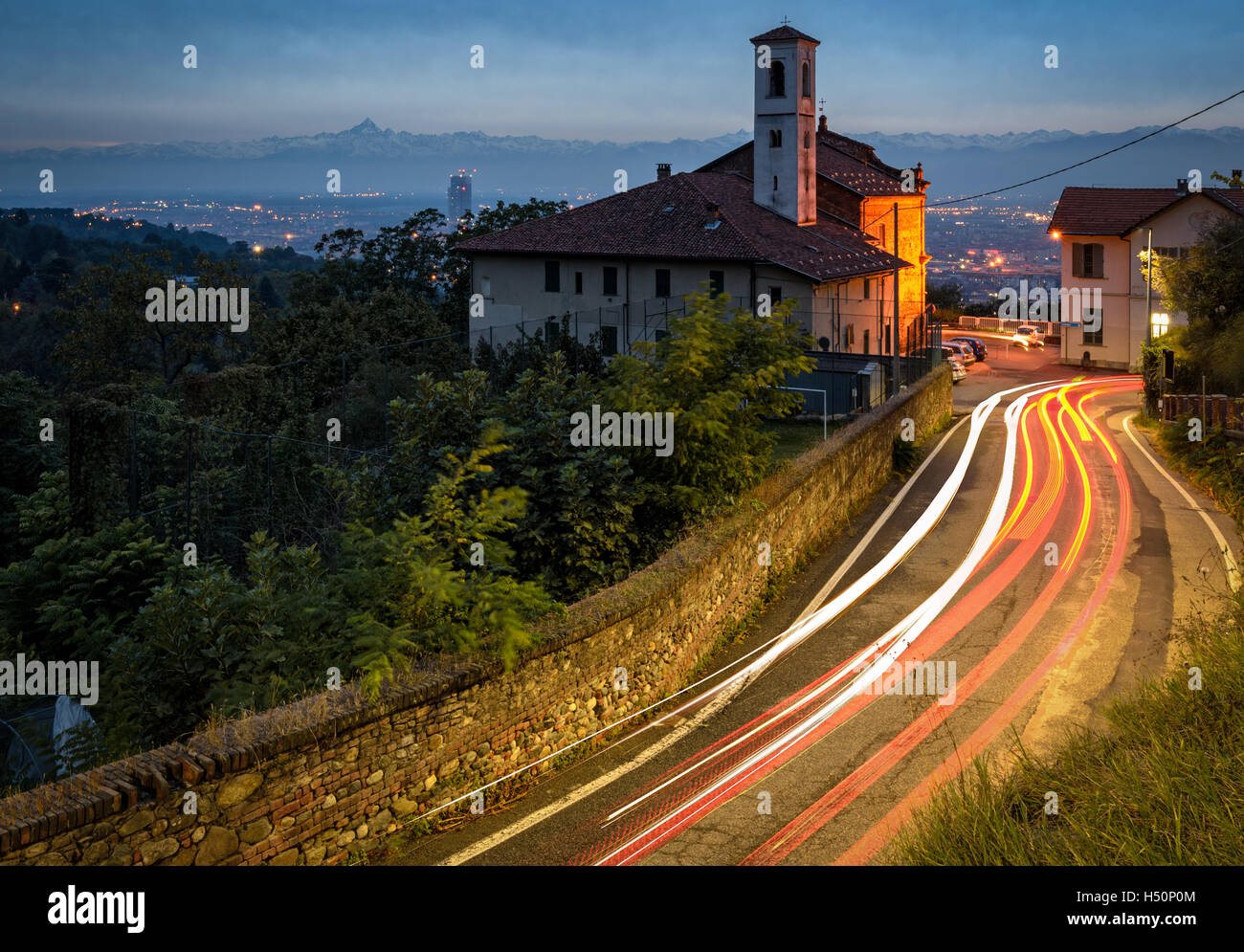 Turin vue panoramique avec l'église de San Vito et Mont Viso Banque D'Images