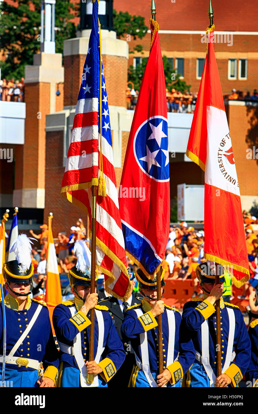 Garde d'honneur de l'Université du Tennessee portant les États-Unis, les États et UT les drapeaux à Neyland Stadium, Knoxville, TN Banque D'Images