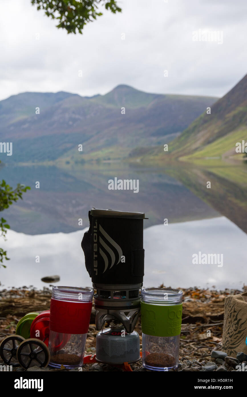 Le pique-nique au bord de l'eau des lacs : Crummoch Cumbria Banque D'Images