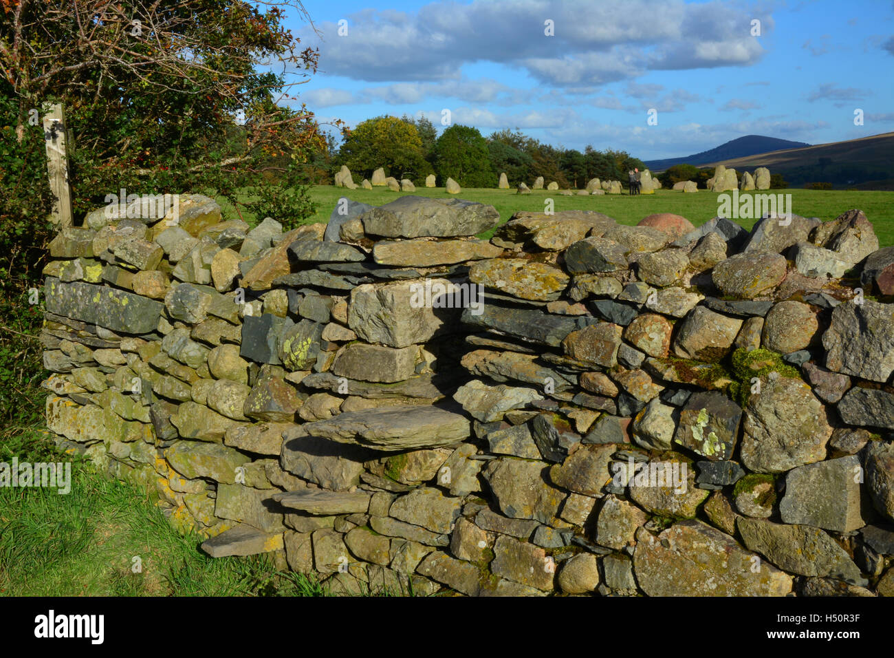 Mur en pierre sèche avec point de passage au cercle de pierres de Castlerigg, Cumbria, Royaume-Uni Banque D'Images