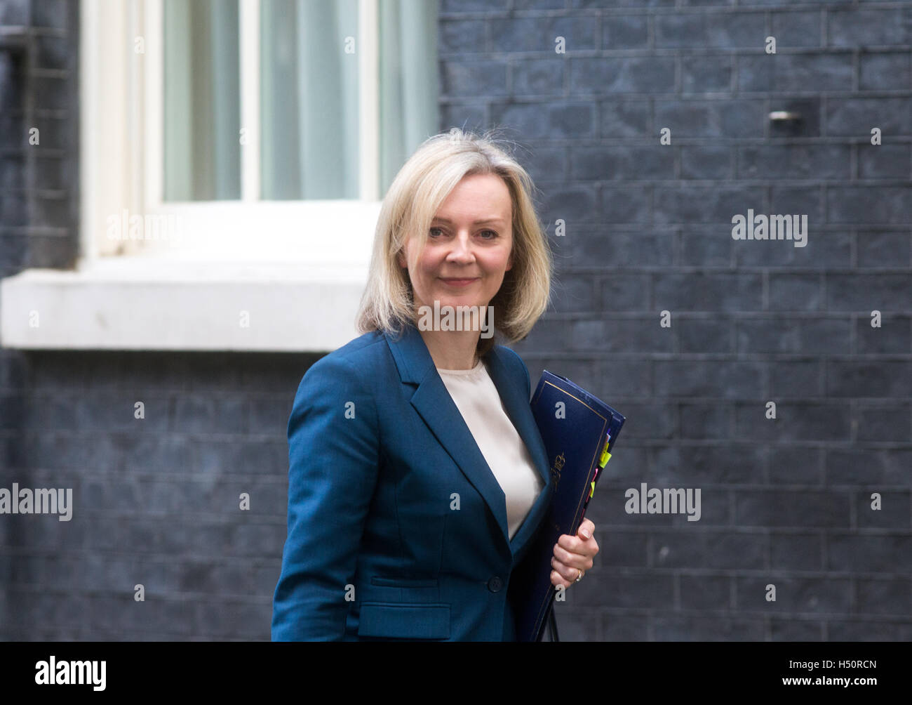 Liz Truss,secrétaire d'Etat à la justice et Lord Chancelier,arrive à Downing Street pour une réunion du Cabinet Banque D'Images