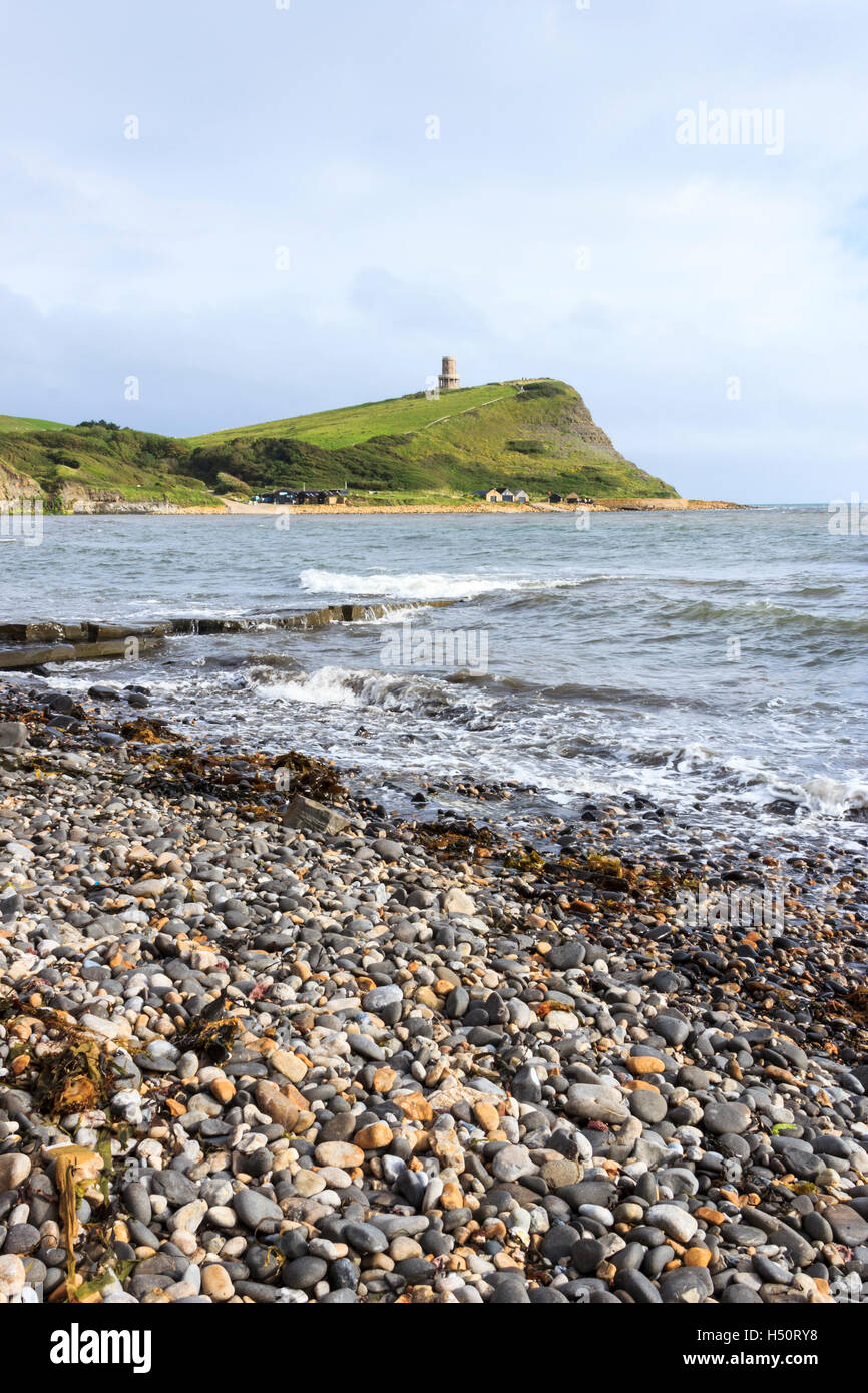 Vue sur la baie de Kimmeridge, Dorset, Angleterre, Royaume-Uni, avec Tour Clavell sur la falaise au loin Banque D'Images