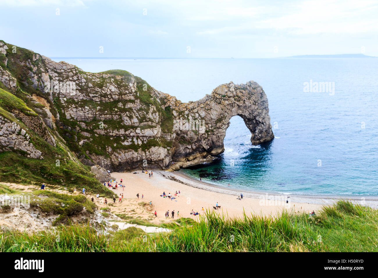 Les vacanciers sur la plage de sable de Durdle Door, Dorset, Angleterre, Royaume-Uni, à partir de la falaise Banque D'Images