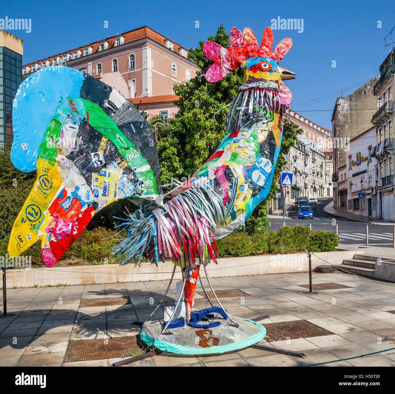 Sculpture Collage coq instalation au Largo Martim Moniz, Lisbonne, Portugal. Le coq de Barcelos est un emblème du Portugal Banque D'Images