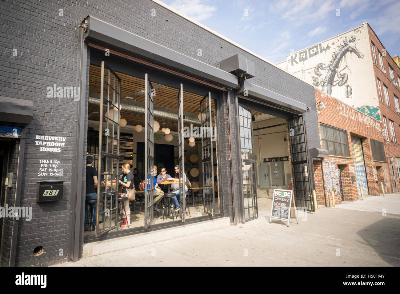 L'extérieur de la Kings County Brewers collectif en ce quartier de Bushwick Brooklyn à New York le dimanche 16 octobre, 2016. Récemment ouvert, le brasserie et taproom est la première brasserie à ouvrir dans Bushwick depuis 1976 (© Richard B. Levine) Banque D'Images