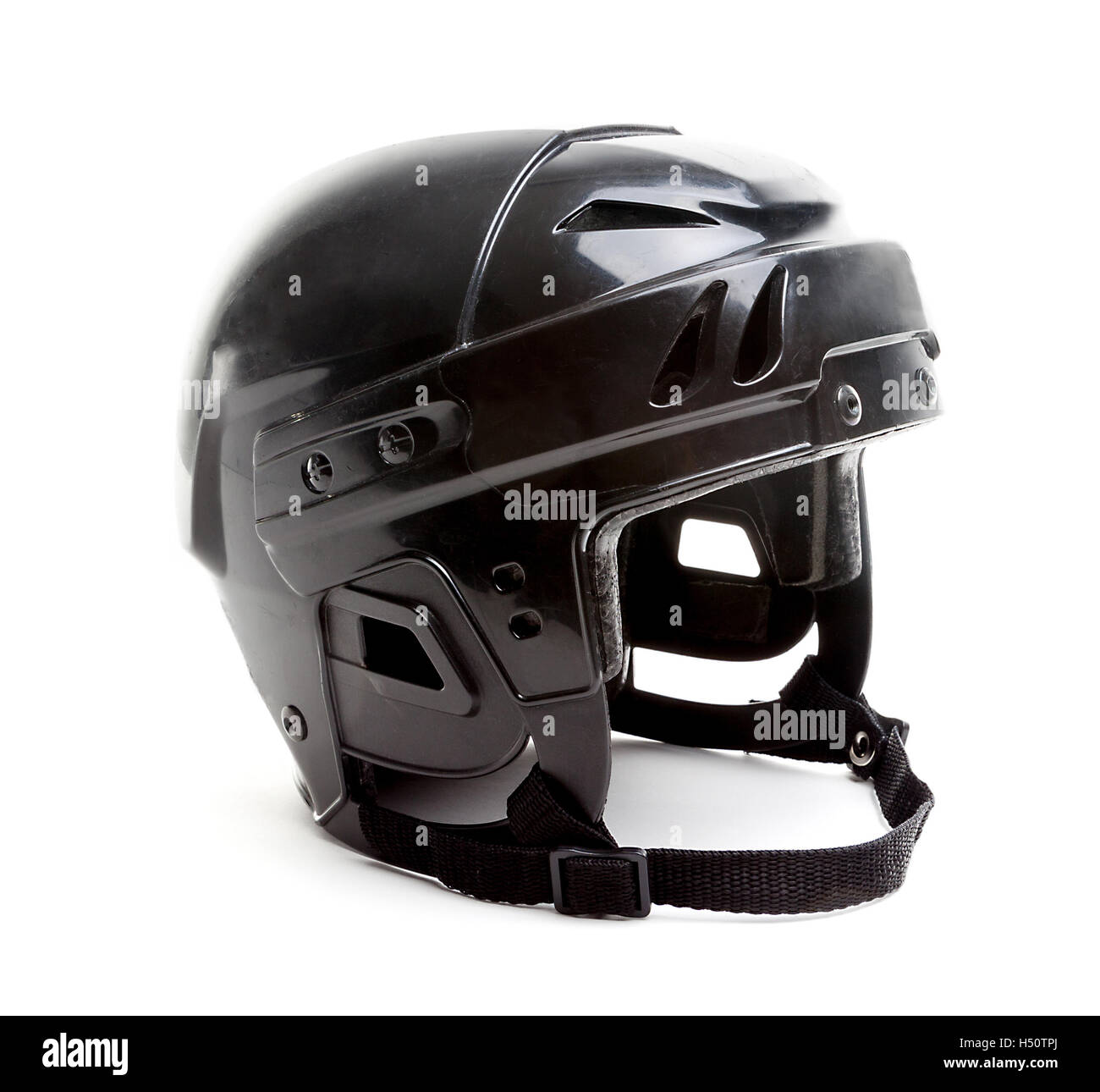 Un casque de hockey sur glace noir isolé sur fond blanc. Banque D'Images