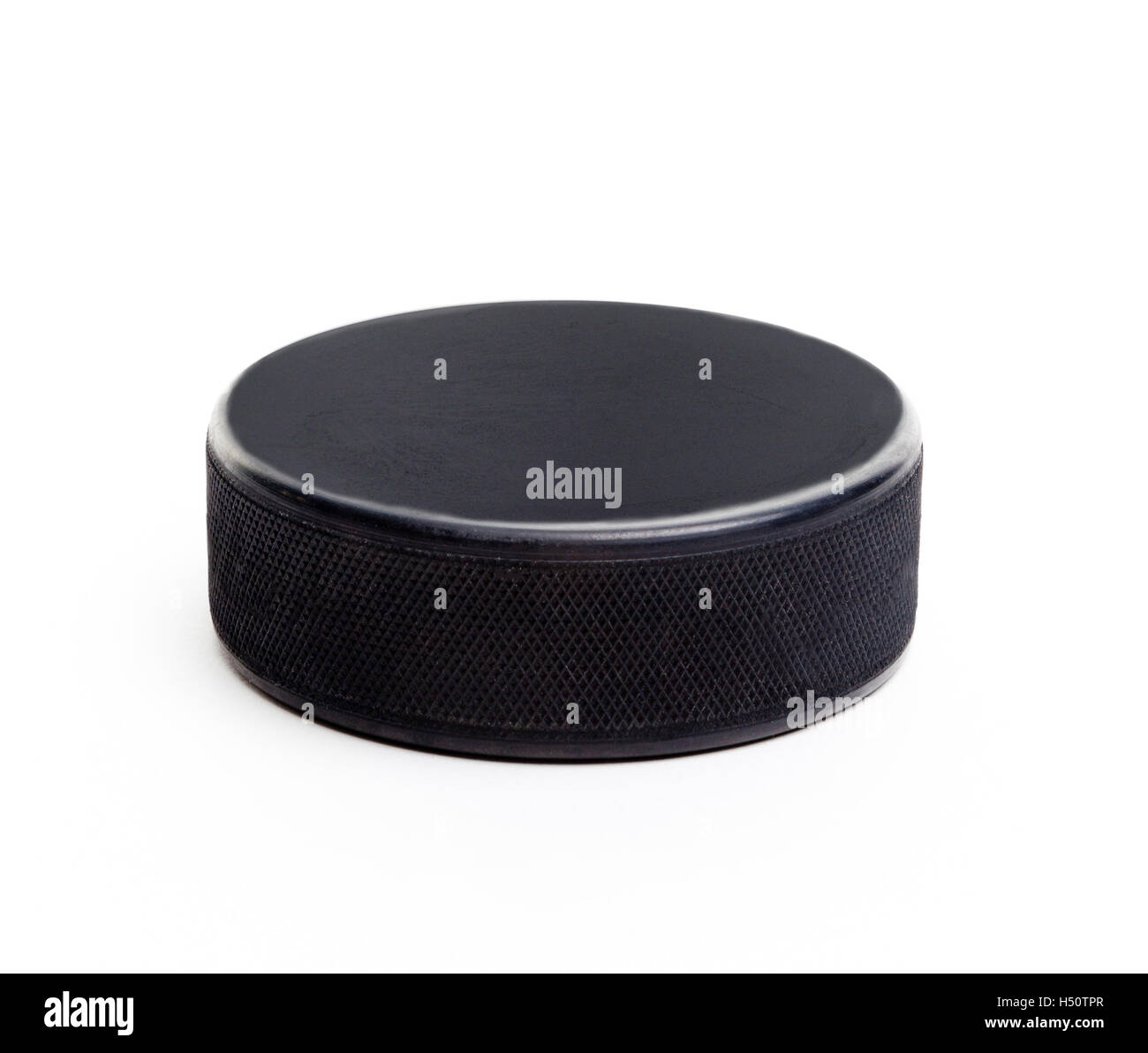 Une rondelle de hockey noir isolé sur fond blanc avec l'exemplaire de l'espace. Banque D'Images