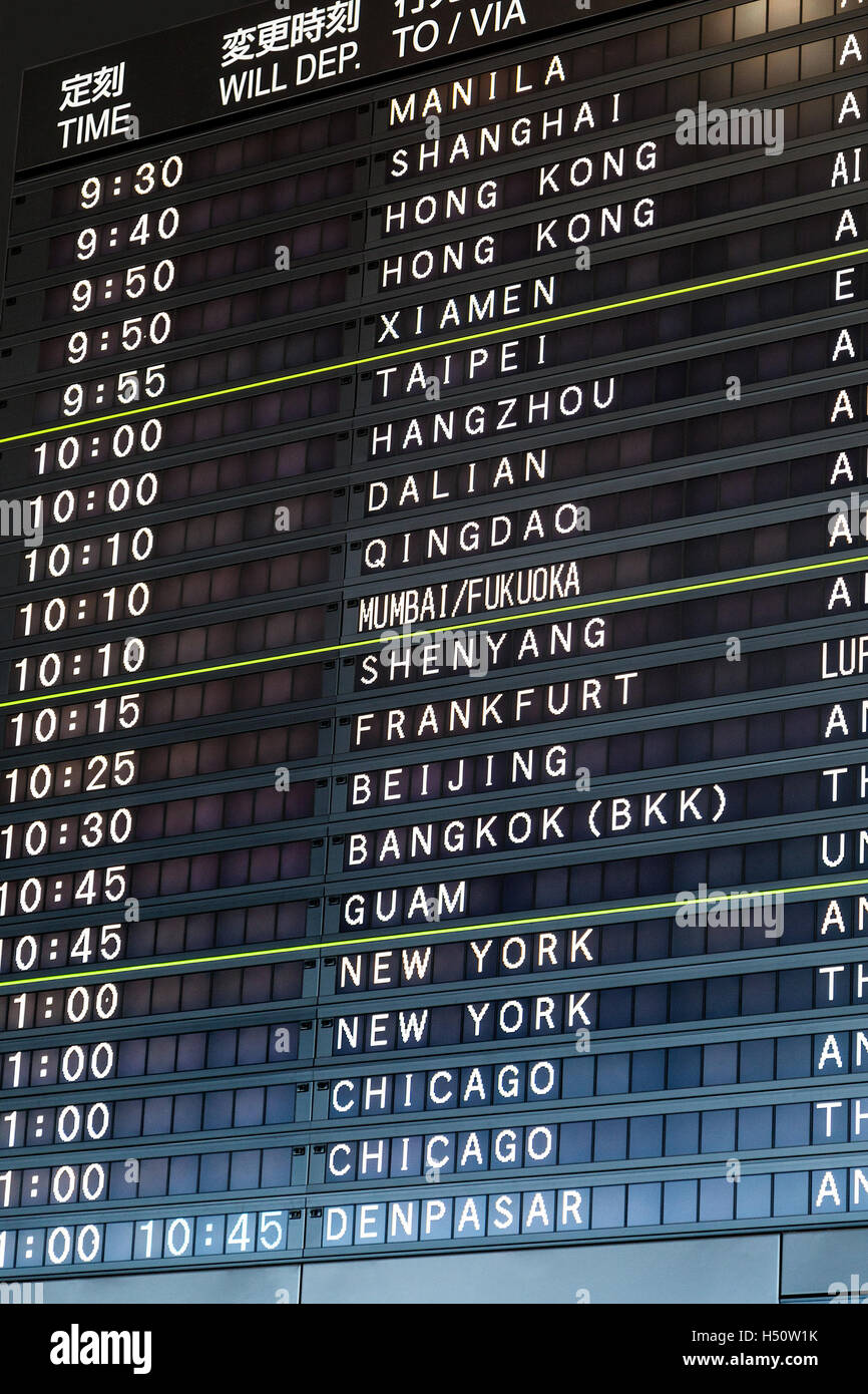 Le vol de départ de l'aéroport information sur un grand écran à un aéroport international en Asie. Banque D'Images