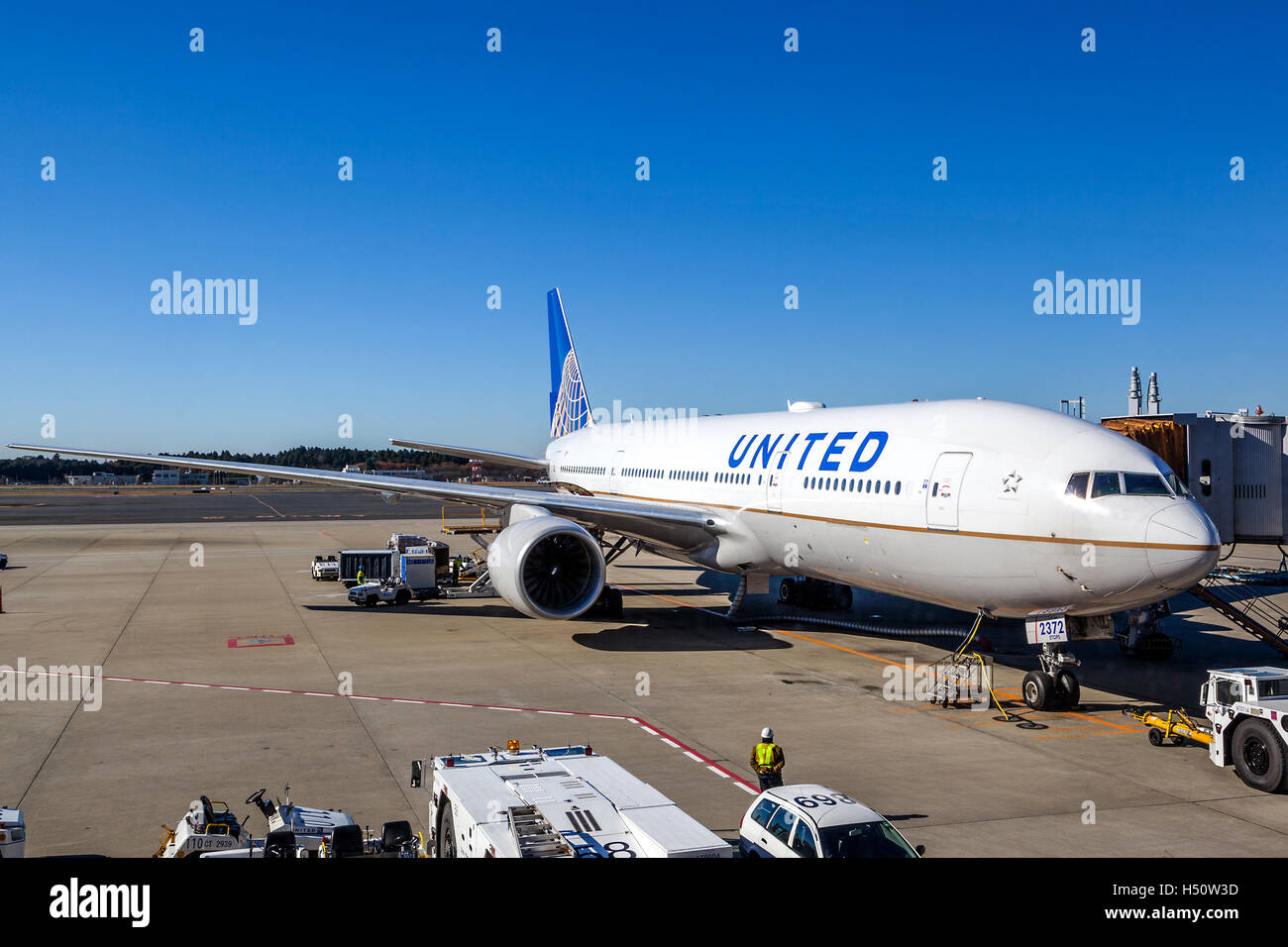 Tokyo, Japon - 5 décembre, 2014 : un avion de United Airlines en cours d'entretien sur le tarmac de l'aéroport de Narita. Banque D'Images
