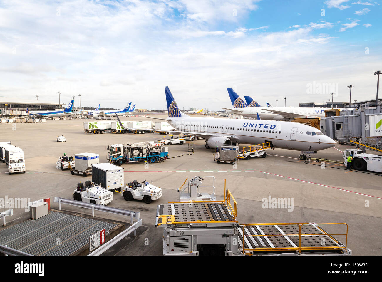 TOKYO - Le 6 mars : une flotte de United Airlines en cours d'entretien des avions sur le tarmac de l'aéroport de Narita, le 6 mars 2015. Banque D'Images