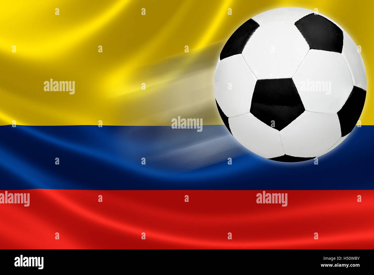 Ball bondit hors du drapeau de la Colombie, où le football est une passion nationale. Banque D'Images