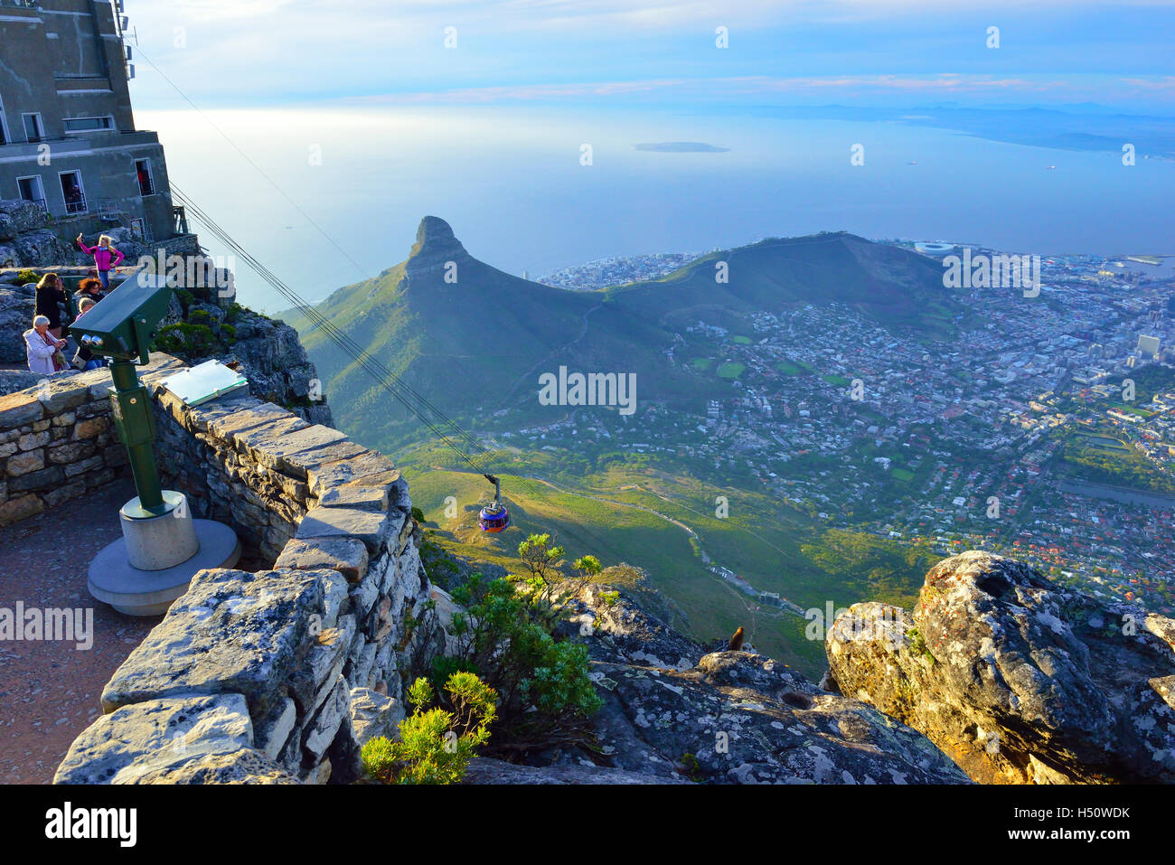 Vue panoramique sur le Cap depuis le sommet de la montagne de la Table près  du terminal du téléphérique, le Cap, Afrique du Sud Photo Stock - Alamy