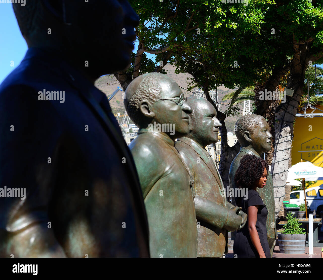 De gauche à droite quatre sculptures des lauréats du prix Nobel de la paix Albert Luthuli, Desmond Tutu, FW de Klerk et Nelson Mandela, le Cap, Afrique du Sud Banque D'Images
