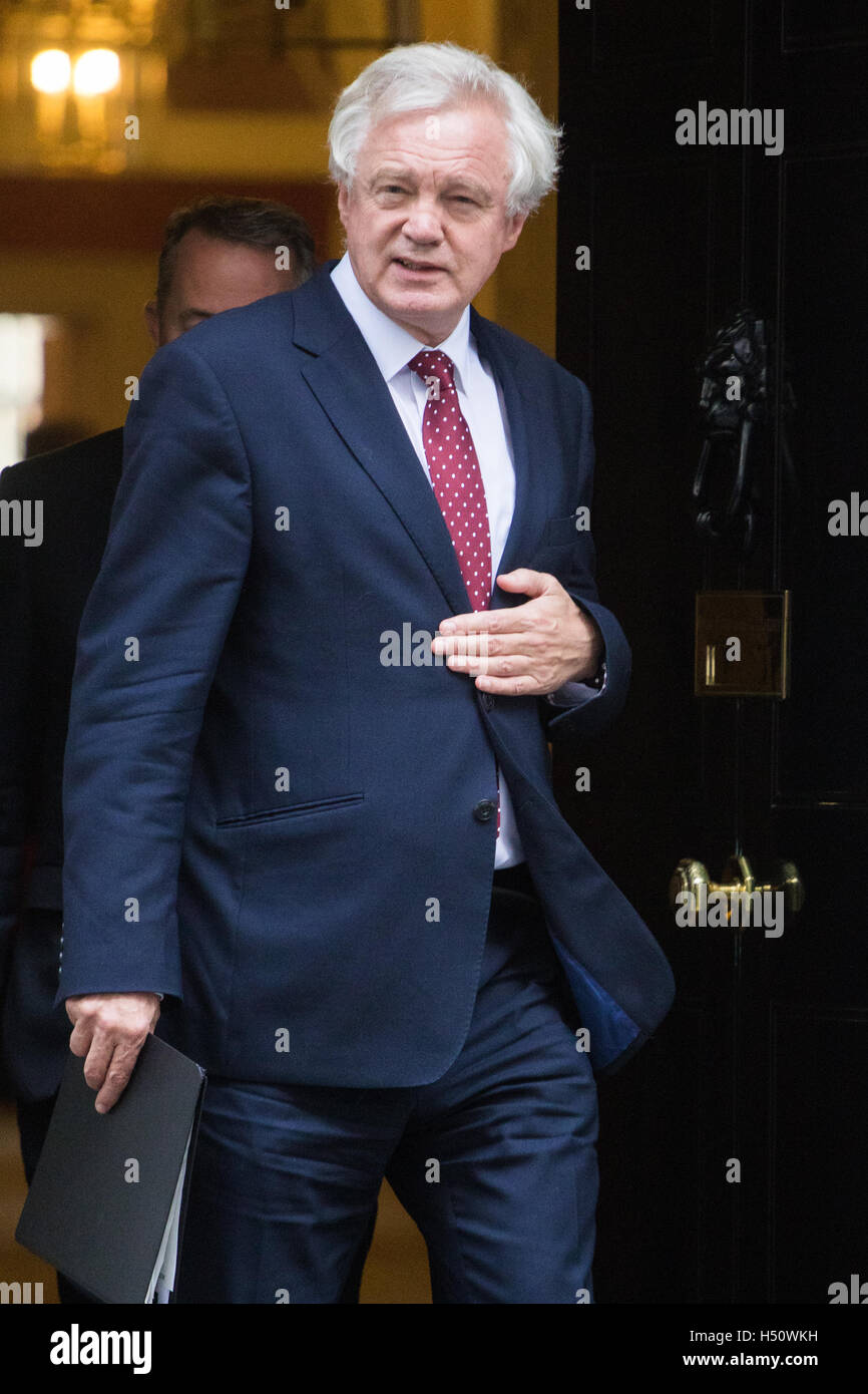 Downing Street, Londres, 18 octobre 2016. Secrétaire d'État à la sortie de l'Union européenne David Davis quitte 10 Downing Street à Londres à la suite de la réunion hebdomadaire du cabinet. Crédit : Paul Davey/Alamy Live News Banque D'Images