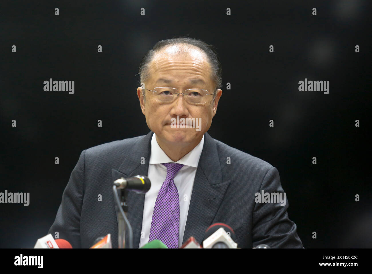 Dhaka, Bangladesh. 18 octobre, 2016. Le Président de la Banque mondiale, Jim Yong Kim, lors d'une conférence de presse à Paris à l'issue de sa visite de deux jours au Bangladesh. Mostafigur Crédit : Mohammed Rahman/Alamy Live News Banque D'Images