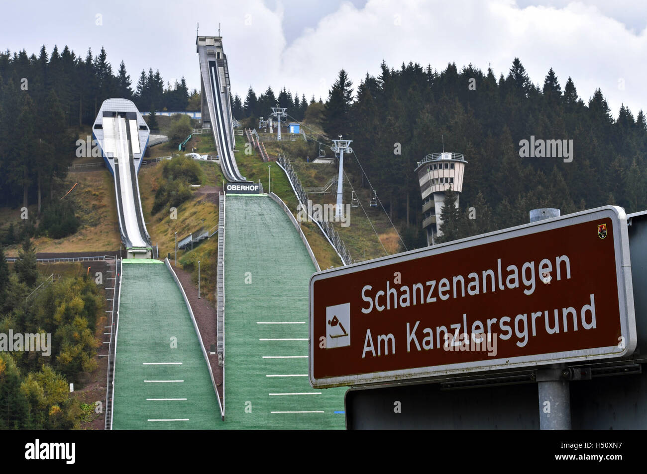 Oberhof, Allemagne. 18 Oct, 2016. L'Kanzlersgrund le saut à ski hill y compris la colline normale (L) et la reconstruction de Hans Renner Hill (R) à Oberhof, Allemagne, 18 octobre 2016. Les meilleurs sauteurs à ski allemand et le combiné nordique sont prévues pour les athlètes en compétition pour les médailles dans le championnat allemand qui se tiendra du 21 au 23 octobre à la Hans Renner le Saut à Ski Hill, près de Saverne, ainsi que dans la région de Steinbach-Hallenberg et Bayreuth. Photo : Martin Schutt/dpa/Alamy Live News Banque D'Images