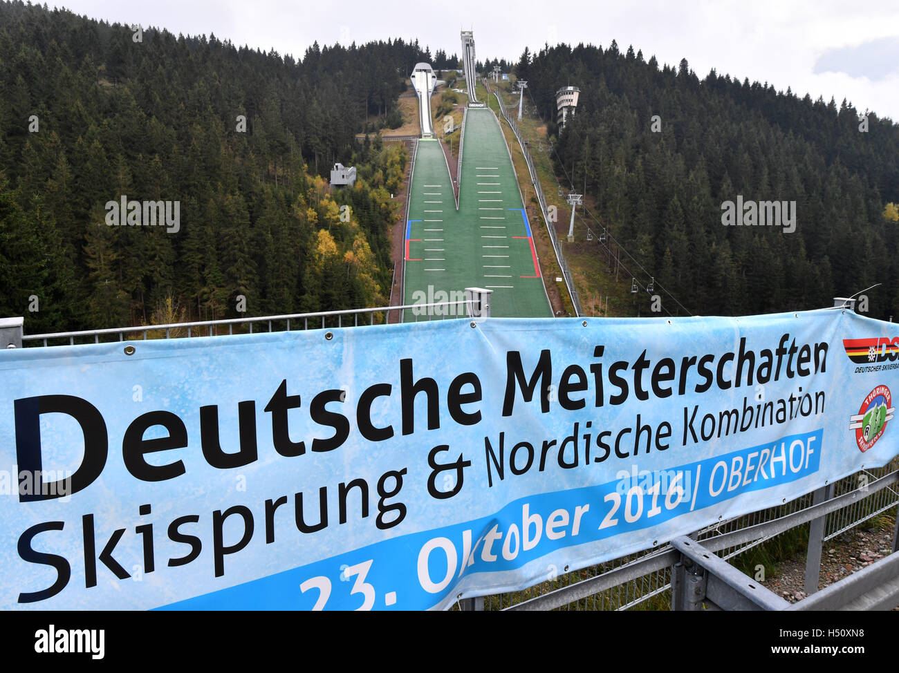 Oberhof, Allemagne. 18 Oct, 2016. L'Kanzlersgrund le saut à ski hill y compris la colline normale (L) et la reconstruction de Hans Renner Hill (R) à Oberhof, Allemagne, 18 octobre 2016. Les meilleurs sauteurs à ski allemand et le combiné nordique sont prévues pour les athlètes en compétition pour les médailles dans le championnat allemand qui se tiendra du 21 au 23 octobre à la Hans Renner le Saut à Ski Hill, près de Saverne, ainsi que dans la région de Steinbach-Hallenberg et Bayreuth. Photo : Martin Schutt/dpa/Alamy Live News Banque D'Images