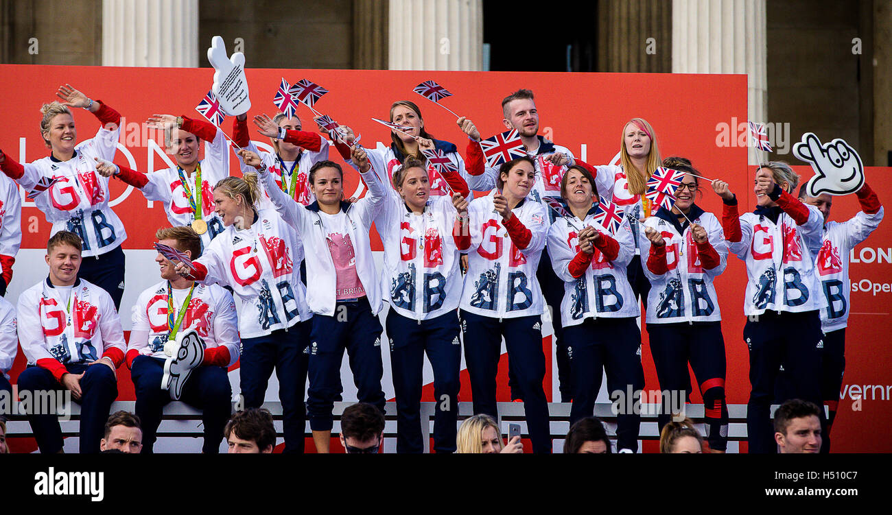 London UK 18 Octobre 2016 L'Équipe olympique et paralympique Go Go Profitez de l'événement Retour des héros à Trafalgar Square Crédit : David Betteridge/Alamy Live News Banque D'Images