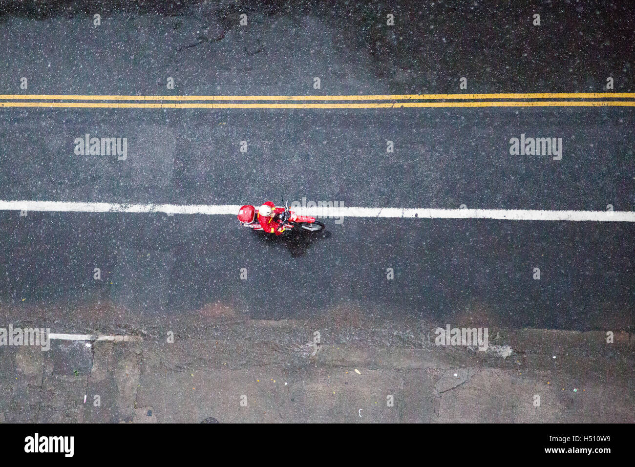 Sao Paulo, Brésil. 18th octobre 2016. Scènes de rue. Vue aérienne d'une moto rouge qui s'accélère le long de la route asphaltée le long de la ligne de division tandis que les gouttes de pluie tombent dans le centre-ville est vue sur un après-midi pluvieux, Sao Paulo, Brésil. © André M. Chang/Alay Live News Banque D'Images