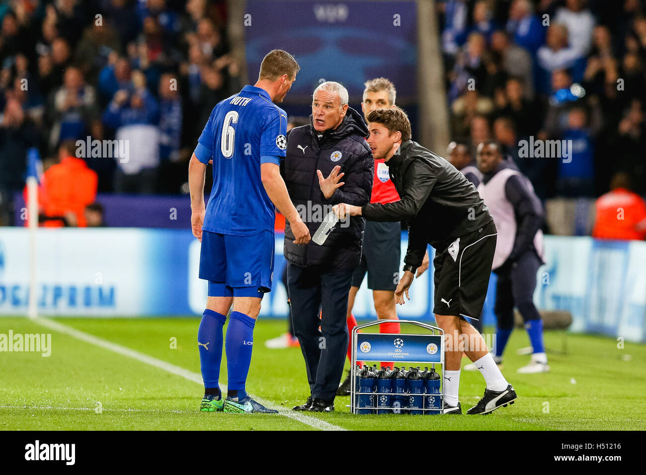 Leicester, Royaume-Uni. 18 Oct, 2016. Claudio Ranieri, Robert Huth (Leicester) Football/soccer : Leicester City manager Claudio Ranieri donne des instructions à Robert Huth au cours de la phase de groupes de la Ligue des Champions match entre Leicester City et le FC Copenhague à King Power Stadium à Leicester, Angleterre . Credit : AFLO/Alamy Live News Banque D'Images