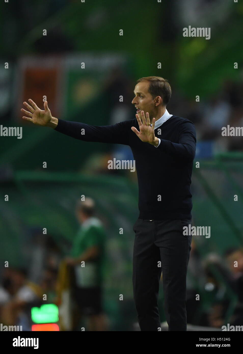 Lisbonne, Portugal. 18 Oct, 2016. L'entraîneur Thomas Tuchel Dortmund réagit au cours de la Ligue des Champions, match de foot entre Sporting CP et BVB Borussia Dortmund à Lisbonne, Portugal, le 18 octobre 2016. Sporting a perdu 1-2. © Zhang Liyun/Xinhua/Alamy Live News Banque D'Images