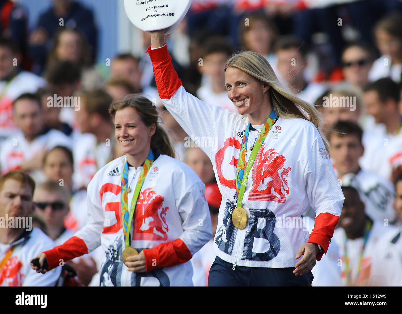 Trafalgar Square, Londres, Royaume-Uni. 18 Oct, 2016. L'équipe de Londres GO Retour des héros. Les marins Hannah Mills (à gauche) et Saskia Clark vague à la foule pendant la parade : Action Crédit Plus Sport/Alamy Live News Banque D'Images