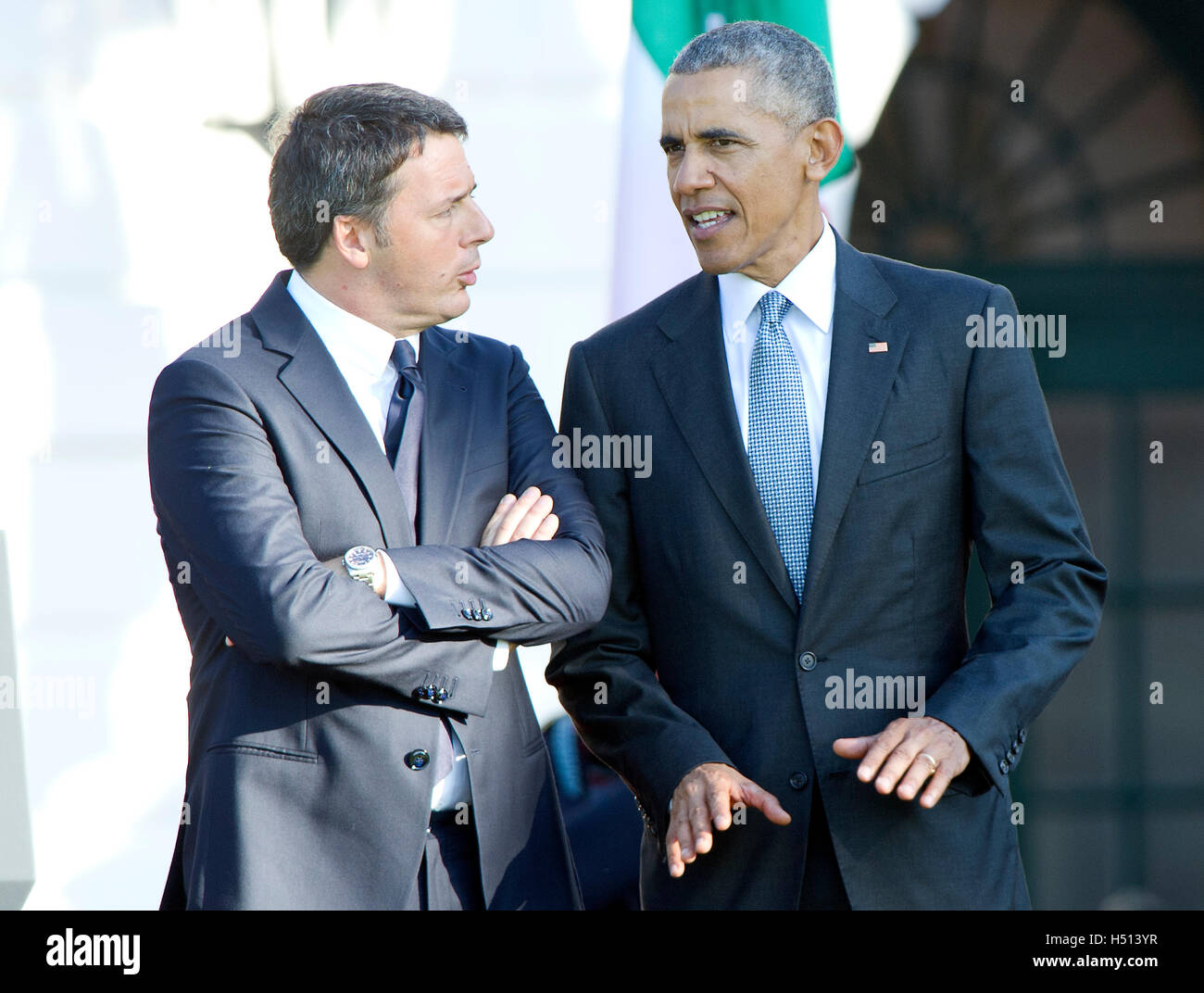 Le président des États-Unis Barack Obama, la droite, et le Premier Ministre Italien Matteo Renzi, gauche, s'engager dans conversation légère au cours d'une cérémonie en l'honneur de l'arrivée du premier ministre sur la pelouse Sud de la la Maison Blanche à Washington, DC le Mardi, Octobre 18, 2016. Credit : Ron Sachs / CNP - AUCUN FIL SERVICE - Banque D'Images