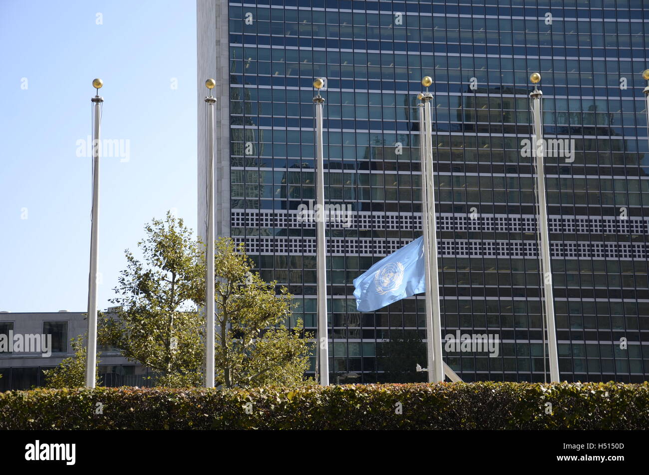 Les drapeaux des États membres des Nations Unies n'étaient pas sur l'affichage et le drapeau des Nations Unies était aux commandes en berne en hommage à feu le Roi de Thaïlande, Bhumibol Adulyadej, le Mardi, Octobre 18, 2016, au Siège des Nations Unies à New York. Photo : Emoke Bebiak - AUCUN FIL SERVICE - Banque D'Images