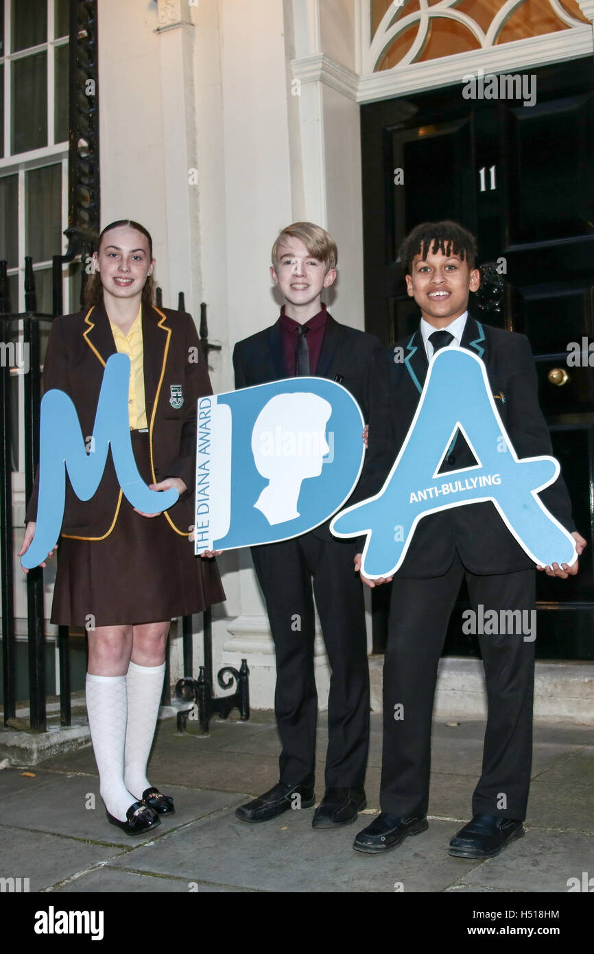 Londres, Royaume-Uni. 19 Oct, 2016. Tara Whelan, Ryan et Wiggins Frood Junior (lauréats du Prix Diana, de gauche à droite) qui pose pour des photos à l'extérieur de 11 Downing Street pour célébrer 17 années de la Diana Award. Ce prix, créé en mémoire de la princesse Diana, aujourd'hui a l'appui de ses deux fils le duc de Cambridge et le prince Harry. Date de la photo : Mercredi, Octobre 19, 2016. Credit : Roger Garfield/Alamy Live News Banque D'Images