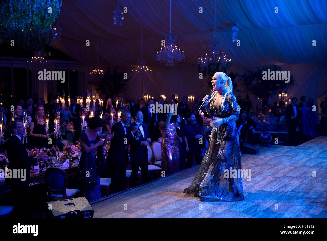 Washington DC, USA. 18 Oct, 2016. La chanteuse Gwen Stefani effectue pendant le dîner officiel en l'honneur du Premier Ministre Italien Matteo Renzi sur la pelouse Sud de la Maison Blanche, le 18 octobre 2016 à Washington, DC. Credit : Planetpix/Alamy Live News Banque D'Images