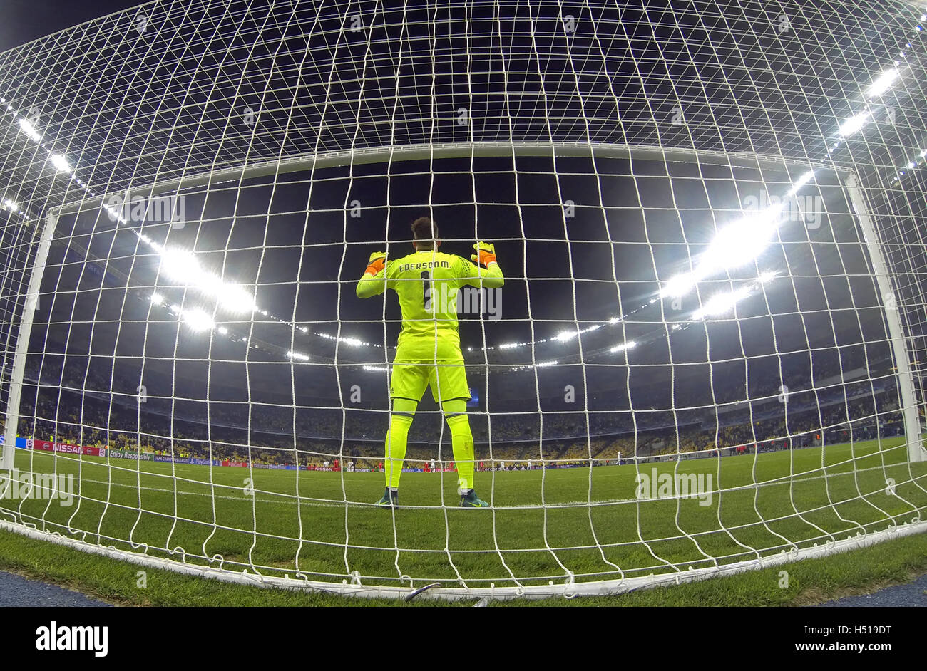 Kiev, Ukraine. 19 octobre, 2016. Ederson gardien de Benfica en action pendant l'UEFA Champions League match contre FC Dynamo Kiev à NSC Olimpiyskyi stadium à Kiev, Ukraine. Crédit : Oleksandr Prykhodko/Alamy Live News Banque D'Images