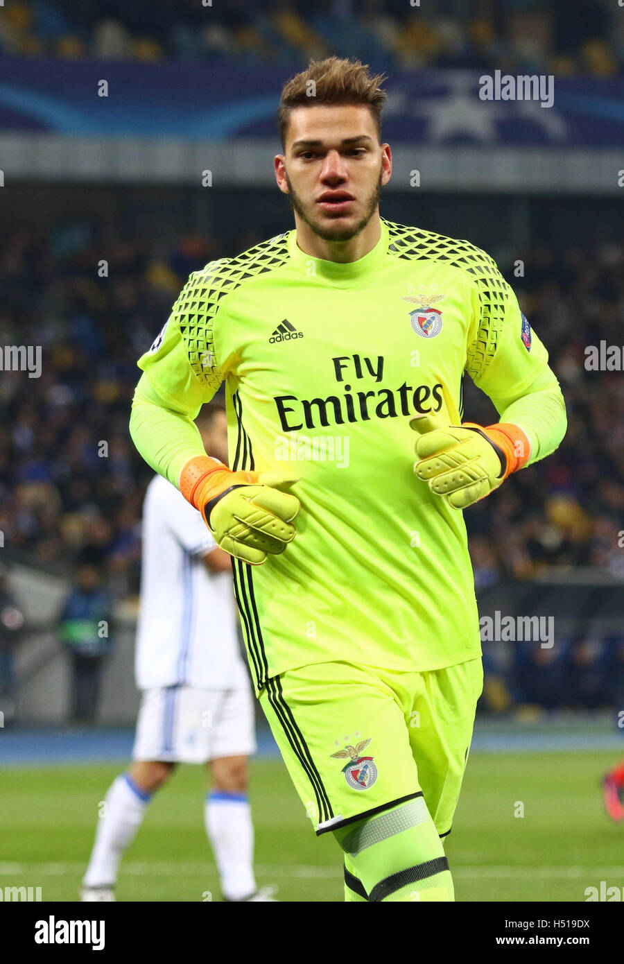 Kiev, Ukraine. 19 octobre, 2016. Ederson gardien de Benfica en action pendant l'UEFA Champions League match contre FC Dynamo Kiev à NSC Olimpiyskyi stadium à Kiev, Ukraine. Crédit : Oleksandr Prykhodko/Alamy Live News Banque D'Images