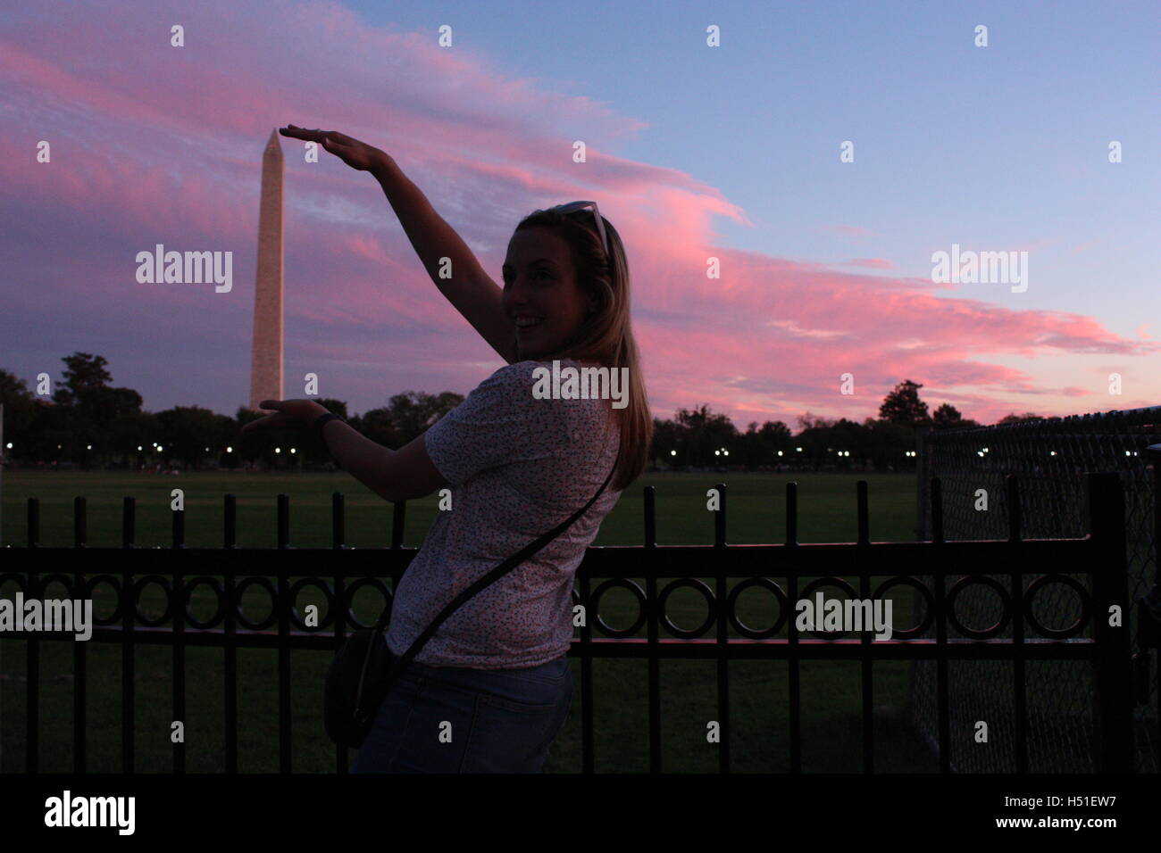 Washington memorial memorial vue belle fille détient dans ses mains devant un coucher de soleil rose Banque D'Images