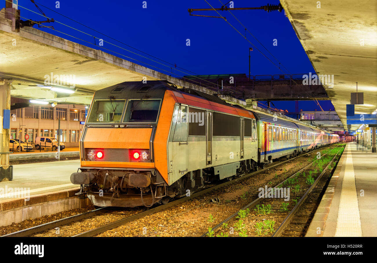 Train express régional à la gare de Mulhouse - France Banque D'Images