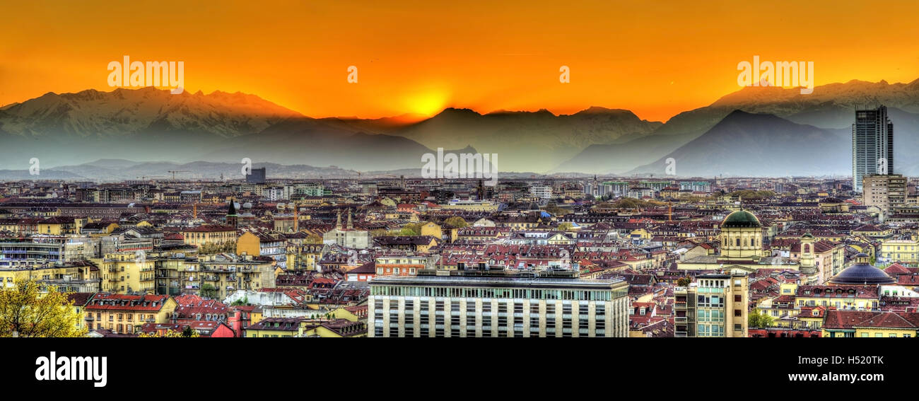 Coucher de soleil sur les Alpes et la ville de Turin - Italie Banque D'Images